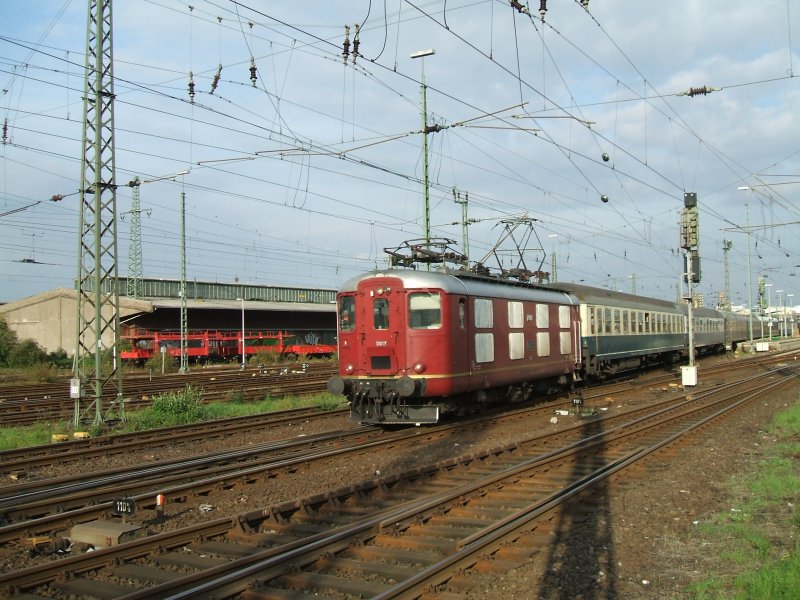 Die Schweizer E-Lok Re 4/4 I 10019 mit Sonderzug vom Eurostrand
Fintel verlsst auch heute wieder den Dortmunder Hbf.(30.09.2007)