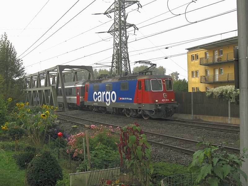 Die schweizer Re 421 372 mit ihrem Zug kurz nach der Bregenzerachbrcke in Bregenz. Am 23.9.2009.


