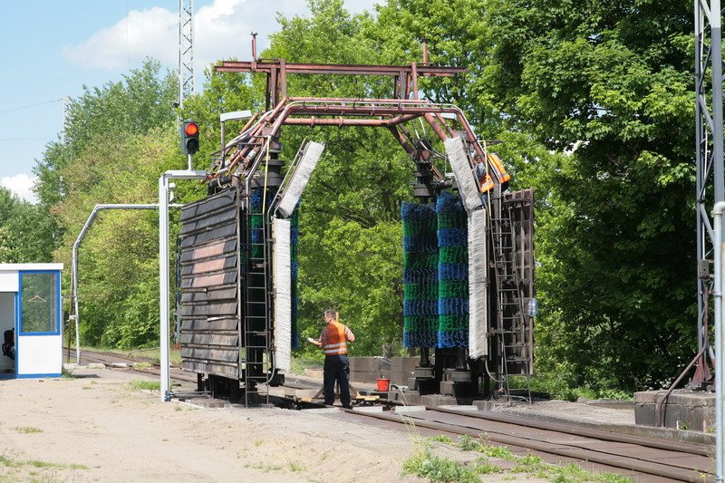 Die Schweriner Zugwaschanlage wird von den Arbeitern des TFM Schwerin eingestellt. 14.05.2009 