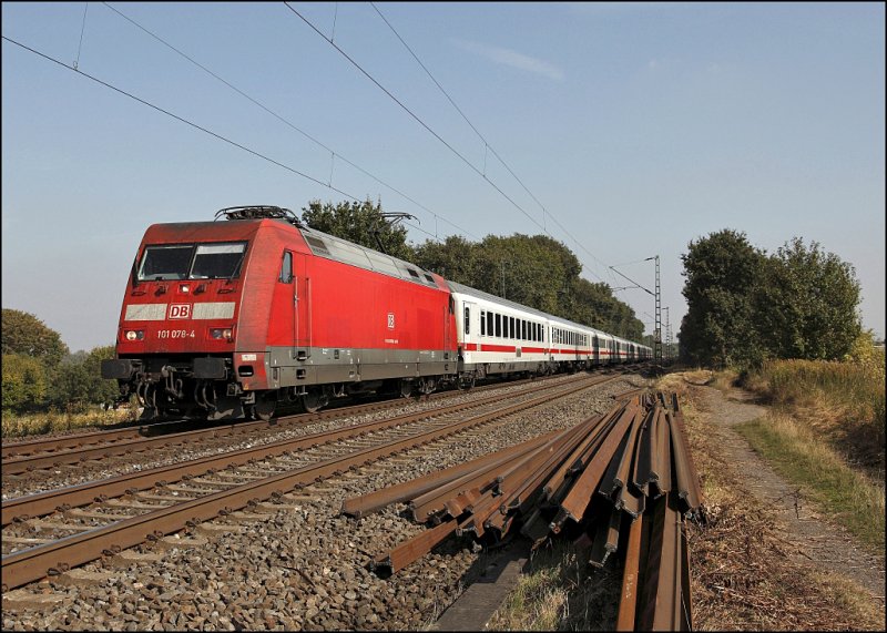 Die Schwesterlok 101 078 (9180 6101 078-4 D-DB) ist mit dem Gegenzug IC 2115, Stralsund - Stuttgart Hbf, von der Ostsee in den Sden unterwegs und konnte bei Essen abgelichtet werden. (27.09.2009)