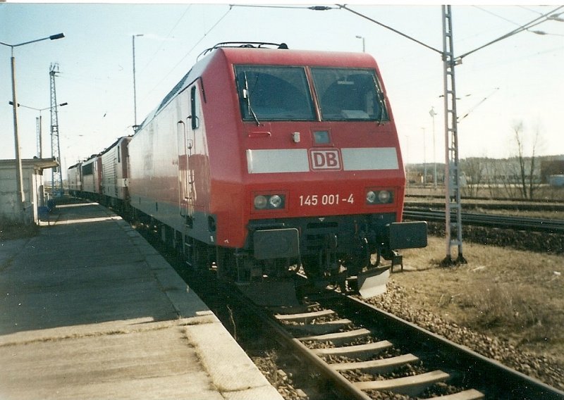 Die Seddiner 145 001 im Mrz 2001 am ehmaligen Haltepunkt Mukran-Mitte.