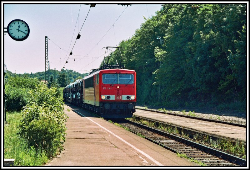 Die Seddiner 155 218 bringt im Sommer 2006 einen Audi-Zug von Ingolstadt zur Kste. Aufgenommen in Dollnstein.