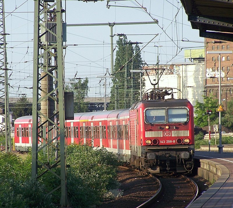 Die sehr dreckige 143 298-8 f�hrt mit einer S8 in den Hbf von Neuss ein am 20.05.08