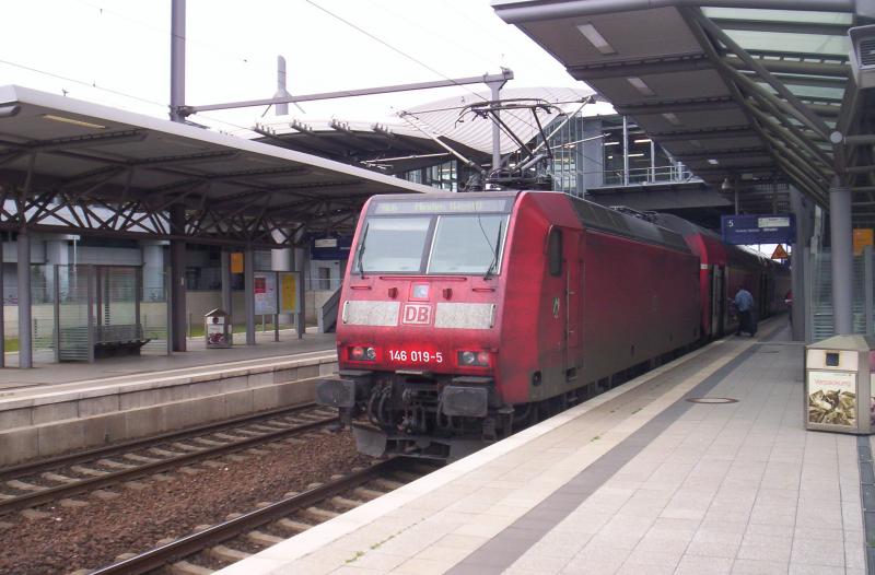 Die sehr schmutzige 146 019-5 steht am 15.05.2005 mit dem Westfalen-Express nach Minden(Westf) ber Duisburg, Essen, Dortmund, Hamm(Westf), Bielefeld, und Herford in Dsseldorf-Flughafen.