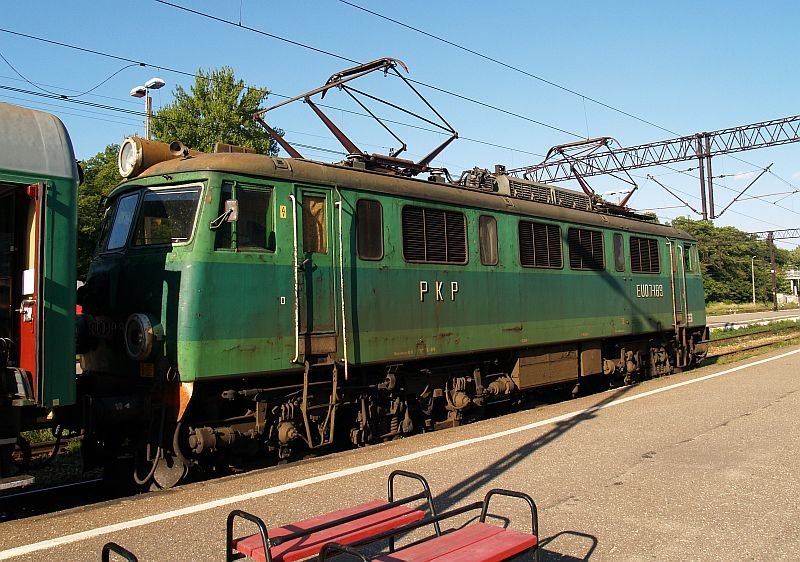 Die sehr ungepflegt wirkende EU07-189 steht im Bahnhof Kolobrzeg vor dem Zug 83500 bereit, um diesen in Richtung Krakow zu befrdern.