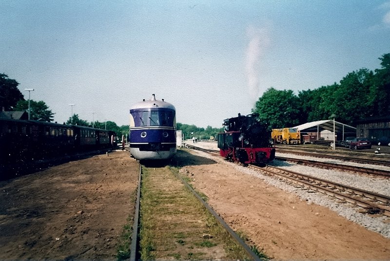 Die seit einigen Jahren,nicht mehr auf Rgen,fahrende Nicki/Frank S. traf an einem Junitag 1999 den legendren SVT 137 225, der in Leipzig auf Gleis 26 steht,in Putbus.