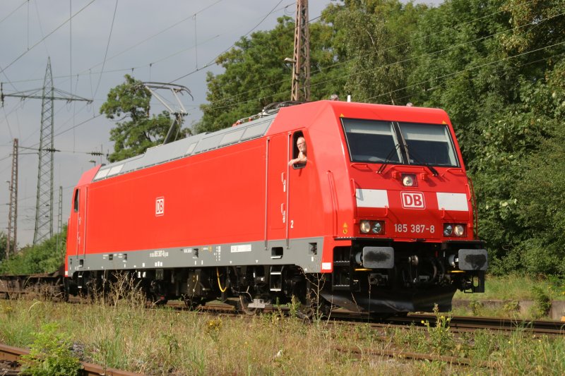 Die seit sechs Tagen in Betrieb laufende Lok 185 387 der DB wartet
am 3.8.09 in Ratingen-Lintorf auf Weiterfahrt
