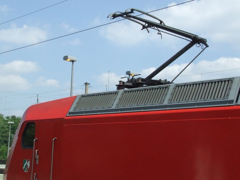 Die Seiten- bzw. Dachansicht einer BR 146.0 mit Stromabnehmer im Bochumer Hbf am 23.06.2008. Interessant bei BR 146.0: Die Lfterreihe, die mit dem Fhrerstanddach abschlieen und nicht wie bei BR 146.1 und .2, sowie BR 185 versetzt (tiefer) liegen...