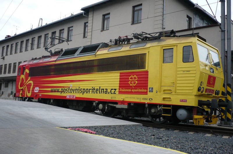 Die Seitenansicht einer bunten, tschechischen BR 362.
Bf hlavni nadrazi, den 5.05.09 in Prag.