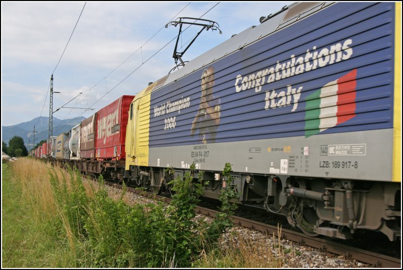 Die Seitenw�nde der E189 917RT tragen ein Bild von dem Kapit�n Fabio Cannavaro und den Aufschriften  World Champion  und  Congratulations Italy“. Aufgenommen w�hrend der Fahrt nach M�nchen. (29.06.07)