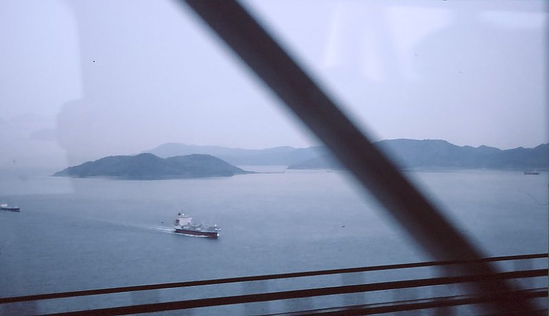 Die Seto Oohashi Linie, das Einsatzgebiet des Steuerwagens KU-RO 212-4 (クロ212-4). Die Linie verbindet seit April 1988 die Stadt Okayama auf der Hauptinsel Honshû mit Takamatsu auf der Insel Shikoku. Die Brücke ist 13,1 km lang, davon sind 9.368 km echte Brücke, der Rest verläuft auf kleinen Inselchen in der Inlandsee. 9.April 2008. 