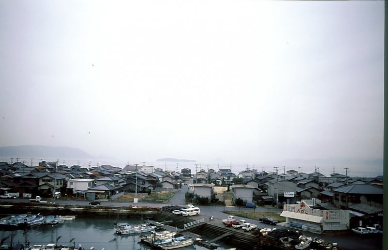 Die Seto Oohashi Linie, das Einsatzgebiet des Steuerwagens KU-RO 212-4 (クロ212-4). Blick aus diesem Wagen: Erst geht es hoch über kleine Fischerdörfer hinweg aufs (übers) Meer. 25.März 1991. 