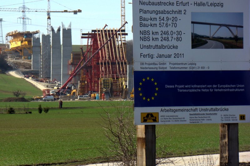 Die sich im Bau befindliche Unstruttalbrcke fr die zuknftige ICE Trasse Erfurt - Halle/Leipzig bei Wetzendorf im Burgenlandkreis; 19.03.2009 