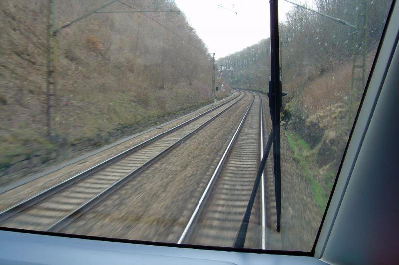 Die Sicht aus dem Cockpit eines VT 612 auf der Fahrt als RE Gttingen - Chemnitz am 28.03.2004 zwischen Erfurt und Weimar.