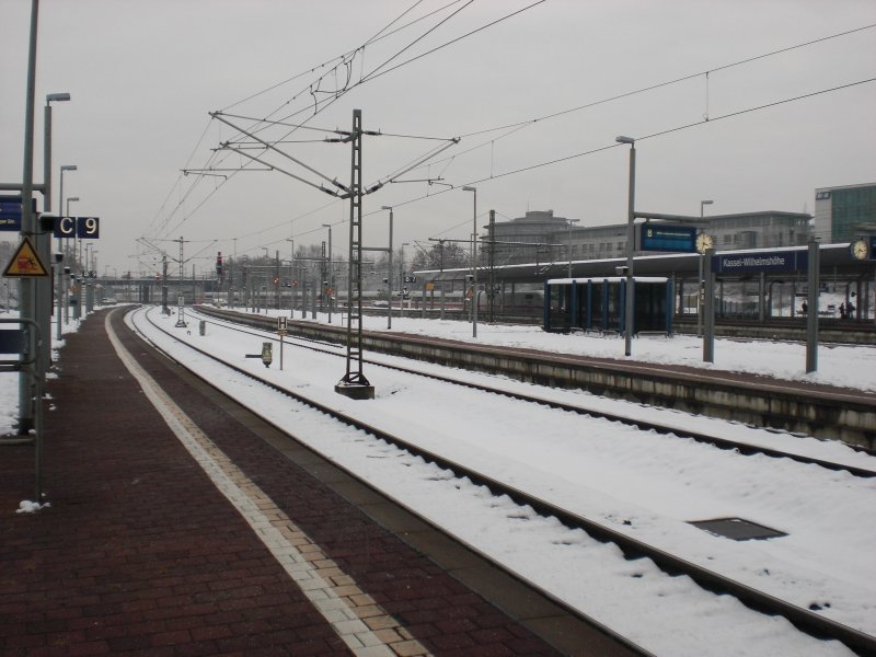 Die Sicht vom Gleis 9 auf Gleis 3 wo der ICE 401 Bremen einfhrt.