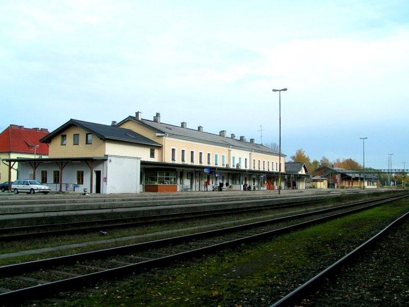 Die Sicht mal nicht durch Gterwagen verstellt, somit prsentiert sich der Bhf. RIED i.I. in seiner ganzen Pracht; 071026