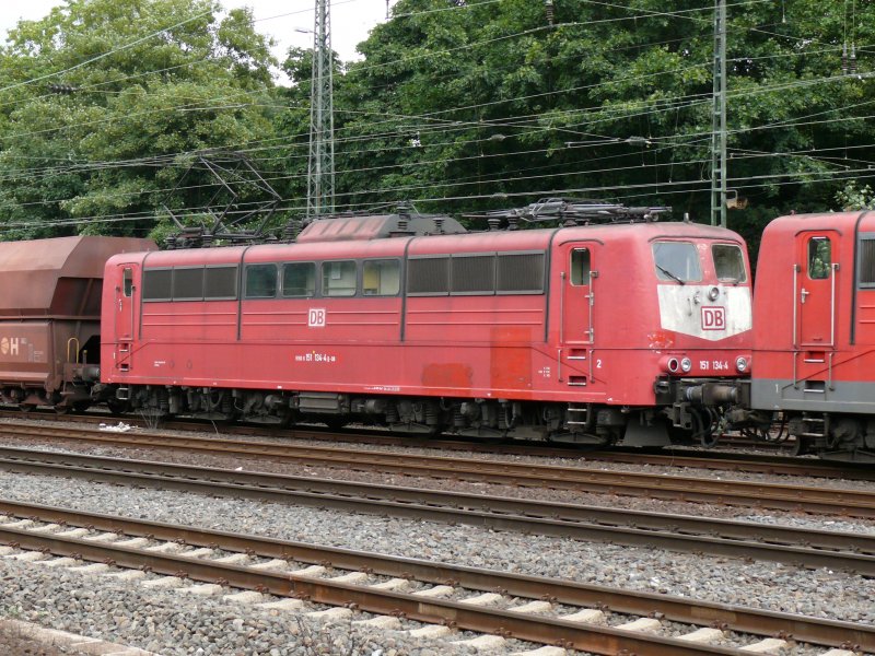 Die sichtlich schon arg mitgenommene 151 134-4 mit Ltzchen in orientrot befand sich als zweite Lok in diesem Gterzug, der am 18/07/2009 durch Kln-West fuhr. 