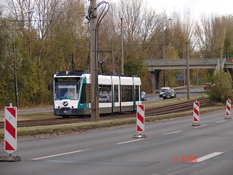 Die Siemens Combino (402 Augsburg) auf der Linie 94 nach Schloß Charlottenhof. Die Tram hat die Haltestelle Humboldtring/Nuthestraße Richtung Holzmarktsraße verlassen. 