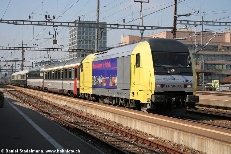 Die Siemens Dispolok ER 20-006 mit der Werbung  Kaufbeuren in Fahrt  bringt das Symphonieorchester des Bayerischen Rundfunks f�r ein Konzert von M�nchen nach Luzern. Z�rich Altstetten, 7. April 2006.