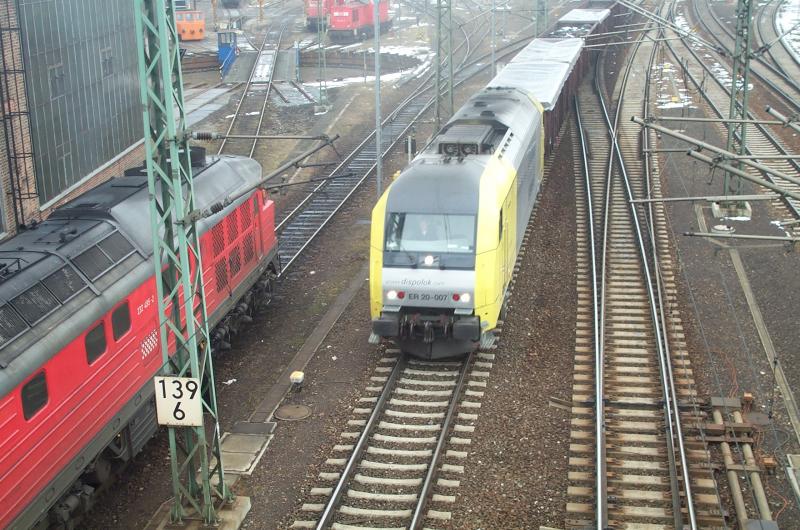 Die Siemens  Flsterlok  in Saalfeld/Saale am 18.03.2006. Fotografiert von der mittlerweile sehr bekannten Straenbrcke.