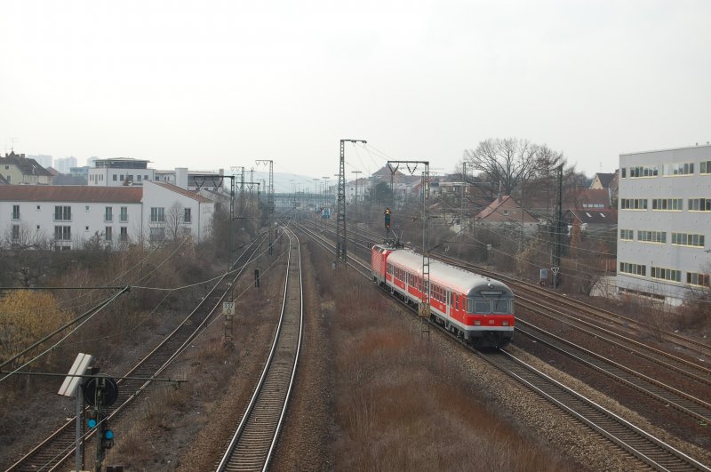 Die Signalanzeige stimmt, 2 Wagen. Solche Zge wurden in den 60ern von einer 70er vor zwei Donnerbchsen gefahren.

LG  Stefan Kilian