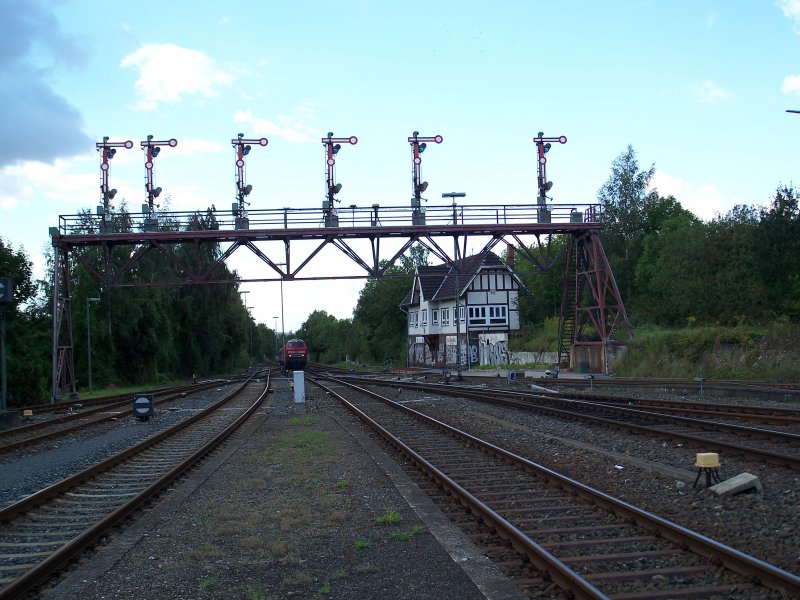 Die Signalbrcke von Bad Harzburg  hinten fhrt der Re mit 218 256 von Hannover in Bad Harzburg ein (1.9.2007)