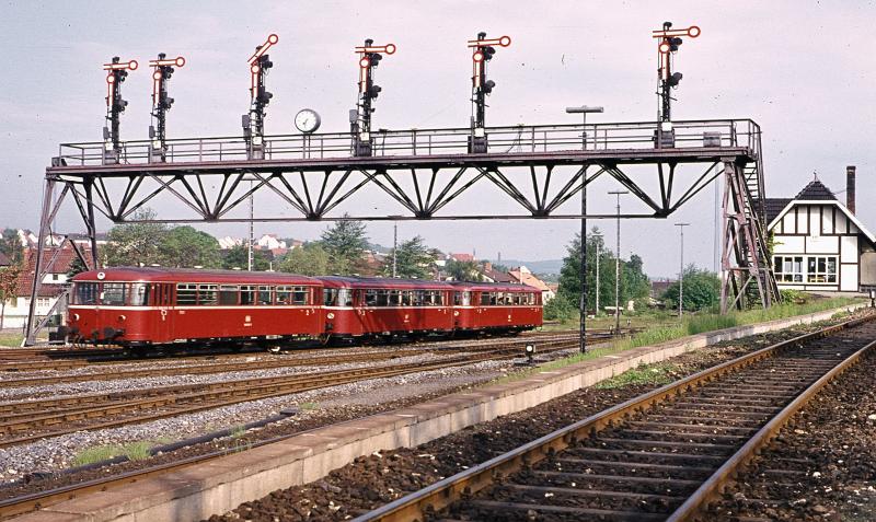 Die Signalbrcke in Bad Harzburg steht noch, aber ob noch einmal so eine Schienenbus Garnitur hier Ausfahrt erhlt ist zu bezweifeln. (1975)