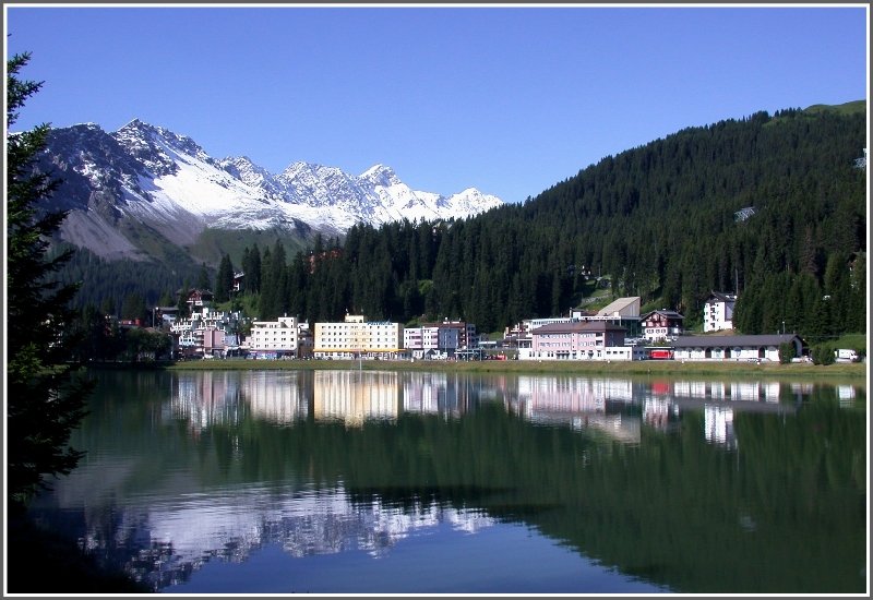 Die Sintflut ist vorbei und es scheint wieder die Sonne. In hheren Lagen gabs krftig Schnee, was fr mitte Juli doch etwas gewhnungsbedrftig ist. Weils so schn war gestern morgen zeige ich dieses Bild, das im entferntesten Sinne auch ein Bahnbild ist, zeigt es doch den Bahnhof Arosa und den Gterschuppen, dazwischen eine Ge 4/4 II und dahinter die Talstation der Luftseilbahn Arosa - Weisshorn. Arosa liegt auf 1739m /M. (15.07.2008)