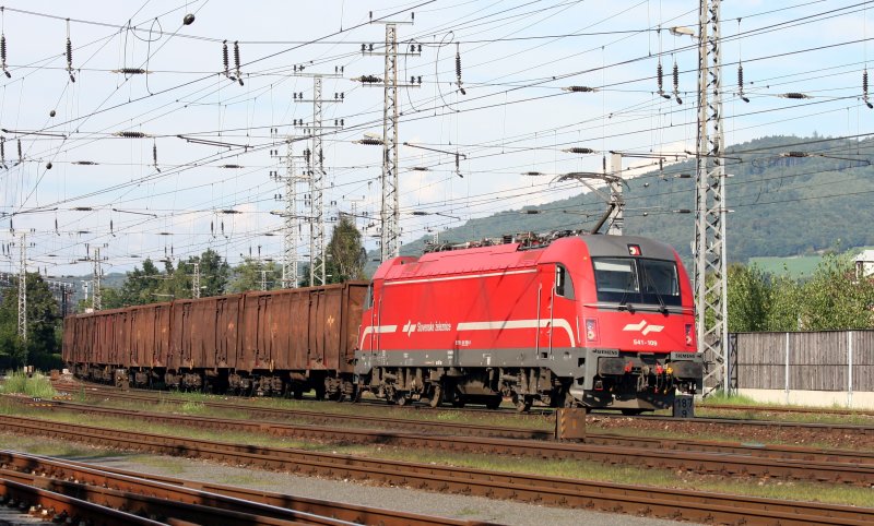 Die slovenische 541-109 auf dem Weg in die Heimat - aufgenommen am 21. August 2007 bei der Einfahrt in den Hauptbahnhof Linz.