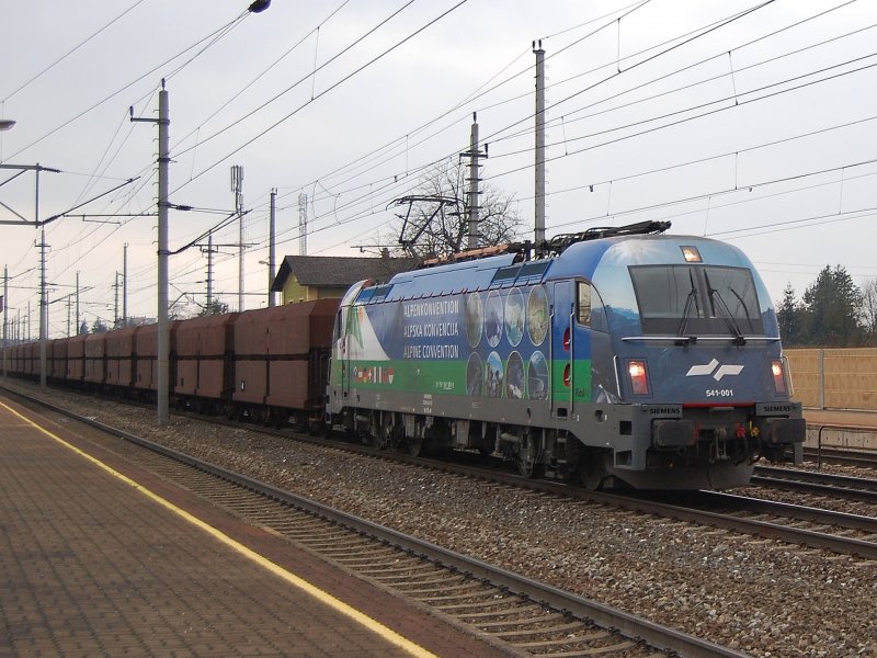 Die slow. 541 001 in einem neuen Outfit ist
am 15.11.2008 mit dem Kopererzzug in
Marchtrenk durchgefahren.