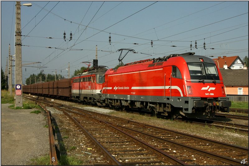 Die Slowenische SZ 541 006 und eine 1142 bespannen diesen Erzzug zu sehen bei der Einfahrt in den Zeltweger Bahnhof.
21.08.2009