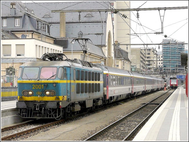 Die SNCB Lok 2001 hat den IC Iris bernommen und zieht diesen jetzt nach Brssel. 25.04.09 (Jeanny)