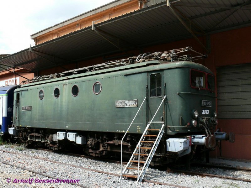Die SNCF BB8238 aus der Baureihe BB 8100. Dies war die letzte Baureihe dieser in Frankreich als „BB MIDI“ bekannten kleinen Bo´Bo´-E-Loks. Es wurden von 1948-55 171 Loks dieser Reihe an die SNCF geliefert
Ab 1922 beschaffte die franzsische Sdbahn (Midi) diesen Loktyp mit groem Erfolg. In Folge beschafften auch die Bahnen P.O.(Paris-Orlans) und Etat, sowie nach der Verstaatlichung der Bahngesellschaften 1938 auch die SNCF Loks dieser bewhrten Konstruktion. 
Breil-sur-Roya Museum
01.09.2007
