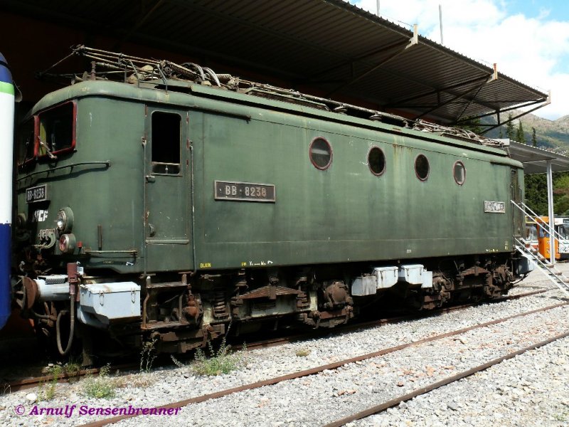 Die SNCF BB8238 aus der Baureihe BB 8100. Dies war die letzte Baureihe dieser in Frankreich als „BB MIDI“ bekannten kleinen Bo´Bo´-E-Loks. Es wurden von 1948-55 171 Loks dieser Reihe an die SNCF geliefert
Ab 1922 beschaffte die franzsische Sdbahn (Midi) diesen Loktyp mit groem Erfolg. In Folge beschafften auch die Bahnen P.O.(Paris-Orlans) und Etat, sowie nach der Verstaatlichung der Bahngesellschaften 1938 auch die SNCF Loks dieser bewhrten Konstruktion. 
Breil-sur-Roya Museum
01.09.2007
