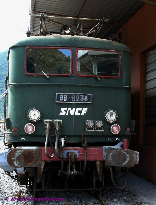 Die SNCF BB8238 aus der Baureihe BB 8100. Dies war die letzte Baureihe dieser in Frankreich als „BB MIDI“ bekannten kleinen Bo´Bo´-E-Loks. Es wurden von 1948-55 171 Loks dieser Reihe an die SNCF geliefert
Ab 1922 beschaffte die franzsische Sdbahn (Midi) diesen Loktyp mit groem Erfolg. In Folge beschafften auch die Bahnen P.O.(Paris-Orlans) und Etat, sowie nach der Verstaatlichung der Bahngesellschaften 1938 auch die SNCF Loks dieser bewhrten Konstruktion. 
Breil-sur-Roya Museum
01.09.2007
