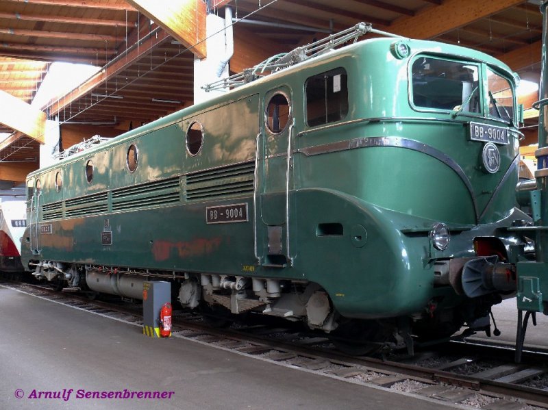 Die SNCF BB9004 war ber Jahrzehnte das schnellste Schienenfahrzeug der Welt. Diese Lok hat am 29.03.1955 den sensationellen Geschwindigkeits-Weltrekord von 330,8km/h erreicht, der fix auf 331 km/h aufgerundet wurde. Gebaut wurde sie 1953 von Jeumont-Schneider.
Mulhouse - Eisenbahnmuseum
21.05.2007
