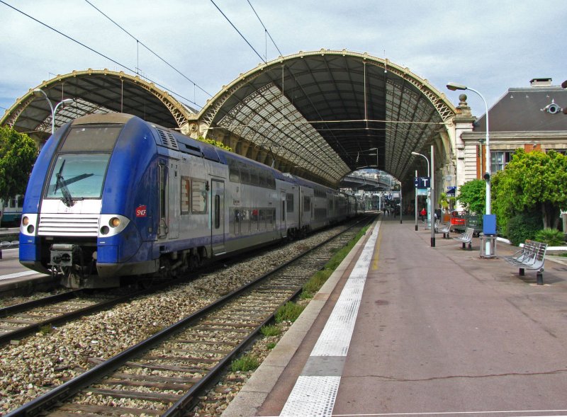 Die SNCF Computermaus 419 ist vor wenigen Augenblicken aus Richtung Ventimiglia-Menton im Bahnhof Nice Ville eingetroffen und wird nun weggestellt. (21.Mai 2009)
