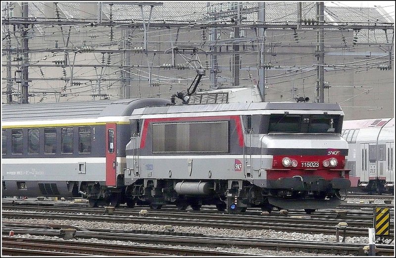 Die SNCF E-Lok 15023 hat am 01.03.09 ihren Anhang, den IC 97  Iris , in Luxemburg abgeholt und zieht diesen jetzt nach Basel. (Jeanny)