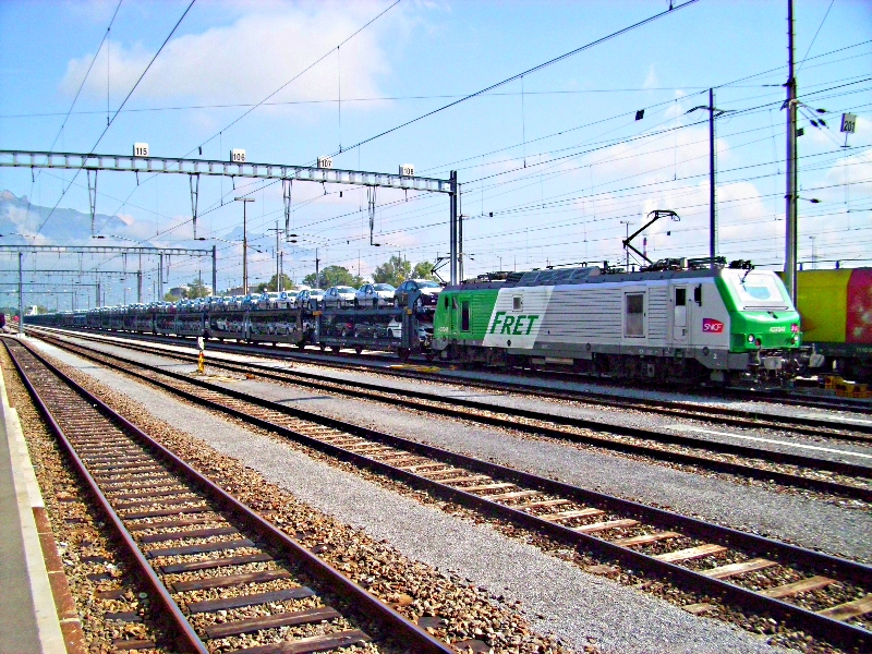 Die SNCF FRET 437047 war heute zu Besuch in Buchs SG mit einem Autotransporterganzzug die zovir von der 1116 249 nach Buchs gebracht hatte.

Lg