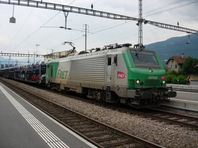 Die SNCF FRET Prima 437056 durchfhrt mit ihrem Ganzautozug aus Salzburg-Gnigl nach Moulhouse den Bahnhof Sargans und verlsst somit das Rheintal. 