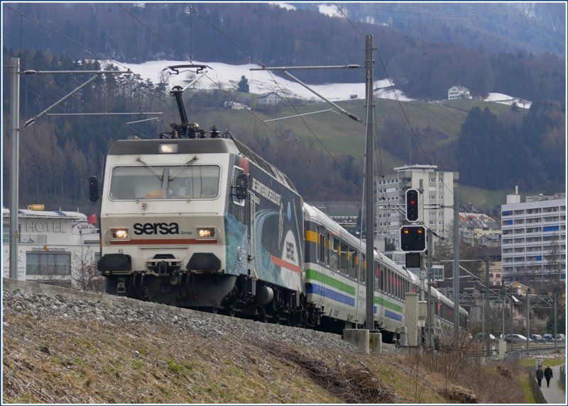Die SOB Re 456 Nr 93 zieht den Voralpenexpress 2423 auf den Seedamm bei Pfffikon SZ. (26.03.2009)