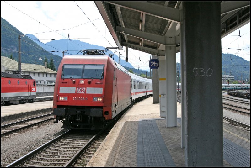 Die Sommerzeit hat begonnen:
101 028 fhrt mit dem EC 88  LEONARDO DA VINCI  am Haken, von Milano Centrale ber Desenzano del G./S.Peschiera del Garda und Verona Porta Nuova nach Mnchen, in den Bahnhof Kufstein ein. (30.06.07)
