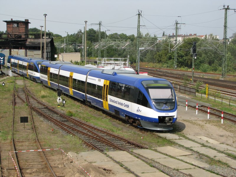 Die Sonderfahrt der Ostseeland Verkehr GmbH zur Bundesgartenschau nach Schwerin mit den zwei Talenten 0001 und 0006 am 15.08.2009 abgestellt im ehemaligen BW Schwerin HBF.