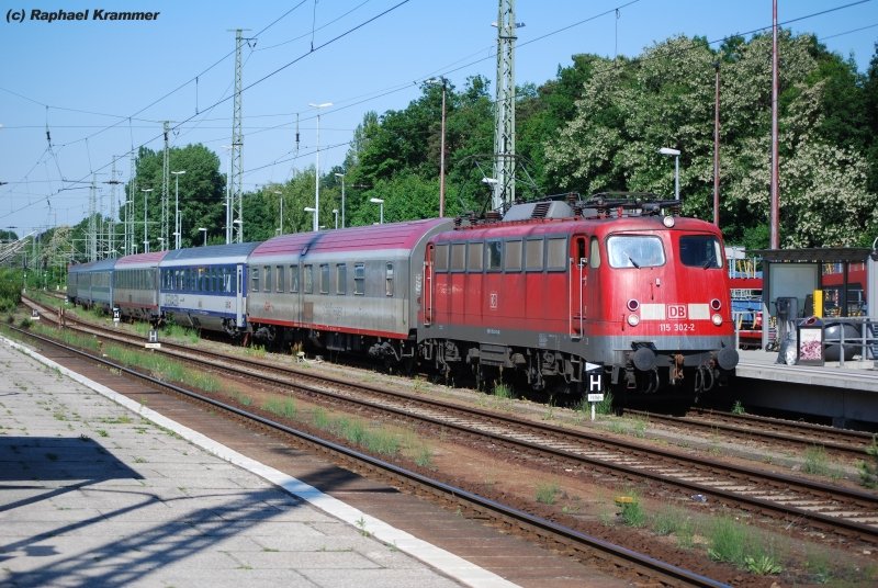 Die Sonne brannte am 25.05.09 ziemlich runter, als 115 302-2 die Personenwagen ihres Autoreisezuges in Wannsee bereitstellte und sich anschlieend an das andere Ende des Zuges aufmachte.