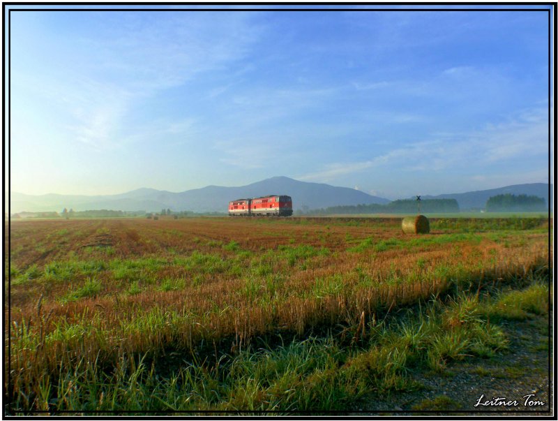 Die Sonne geht auf im Aichfeld. Dieselloks 2143 044 + 64 fahren von P�ls nach Zeltweg 13.08.2007
