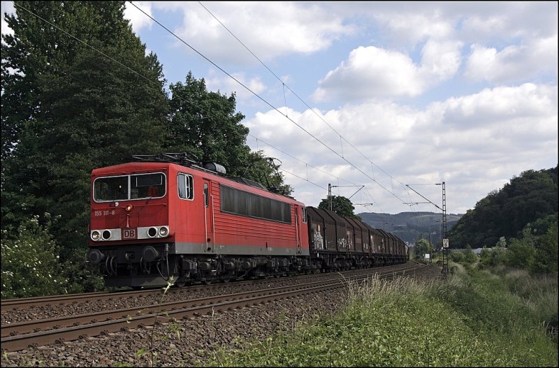Die Sonne ist gerade verschwunden als 155 111 mit einem Coilzug bei Hohenlimburg unterwegs ist. (29.05.2009)