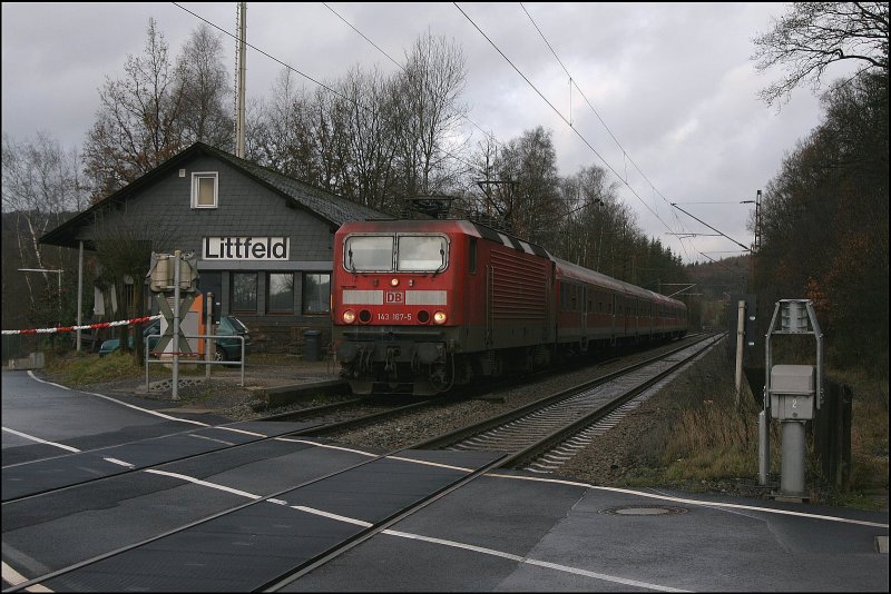 Die Sonne hat sich mal wieder verzoggen als die 143 167 mit der RB91 (RB 39163)  Ruhr-Sieg-Bahn  in Littfeld einen Stop einklegt. (01.12.2007)