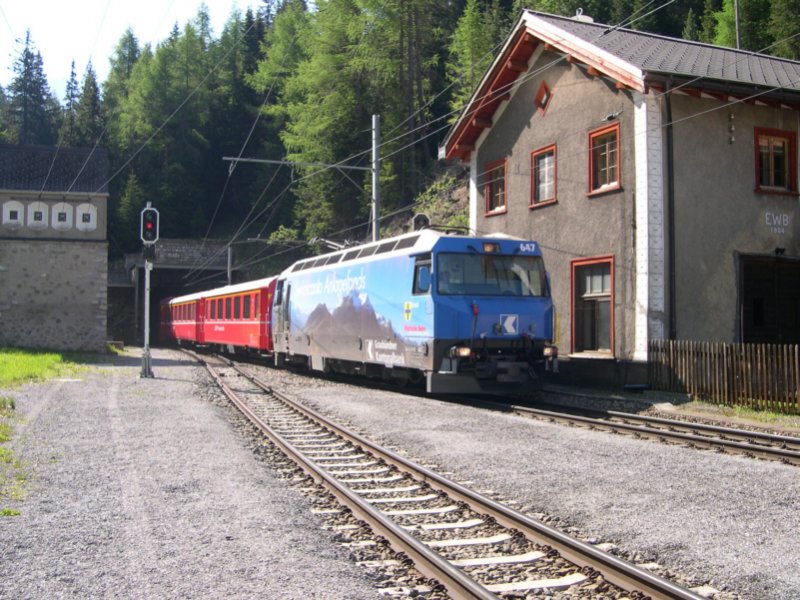 Die Sonne hat sie wieder,als Ge 4/4 III 647  Grsch  am 14.06.2006 den 5.865m langen Albula-Tunnel verlsst. Am Haken hat sie RE 1128 nach Chur.