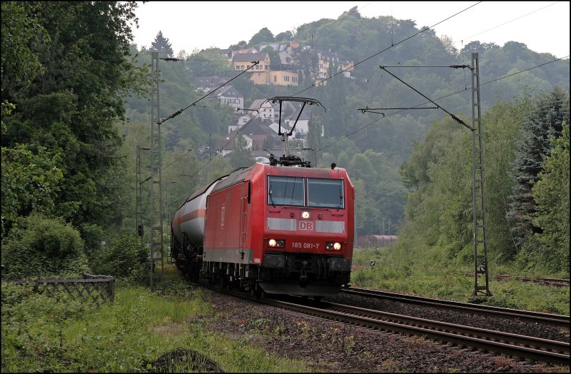 Die Sonne ist hinter einer Wolke verschwunden als die 185 081 mit einem Gterzug kurz vor Hagen-Vorhalle auf den Chip gebannt wird. (16.05.2008)
