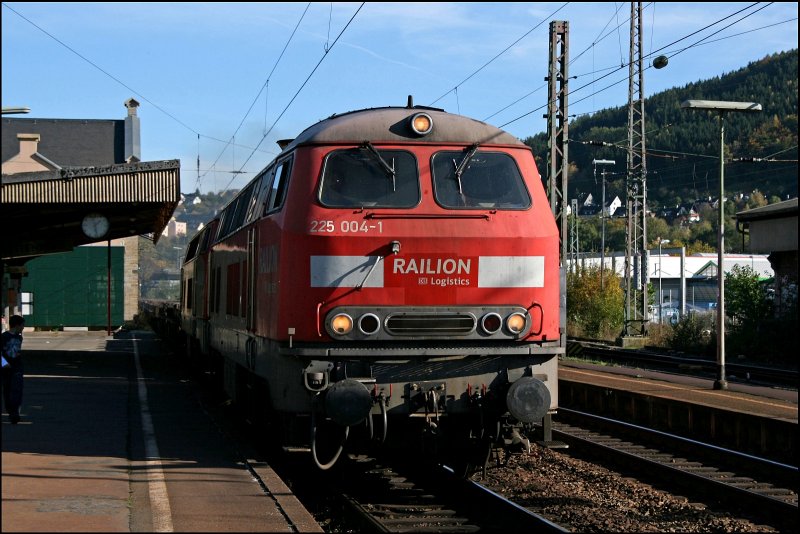 Die Sonne is ins Sauerland zurck gekommen: 225 004 und 225 133 durchfahren am 13.10.2007 mit einem leeren  Harribo-Express  den Bahnhof Plettenberg Richtung Ruhrgebiet.